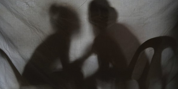 Alone with a female employee of the school, the teacher asks to be arrested