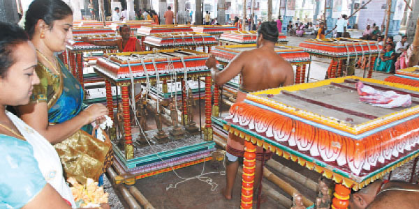Sixty-three of the festival, thousands of devotees gathered in the temple Kabaliswarar