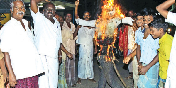 Karnataka Chief Minister effigy burnt by the farmers refused to leave the water boiling