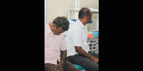 35 lakh and 8.25 lakh trapped in vehicle testing specialist SIS roll 2 4 lakh have arrested two men in jail for obstruction Recovery